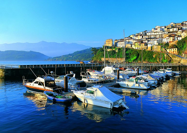Lastres. puerto y paisaje